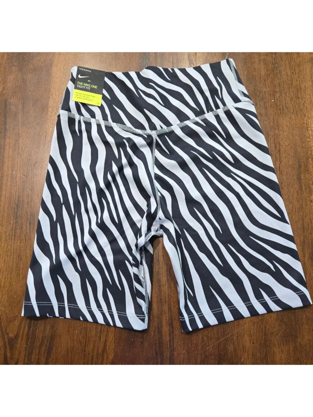 The Nike One Tight Fit Mid-Rise 7" Bike Shorts Womens Sz S (26-0202)